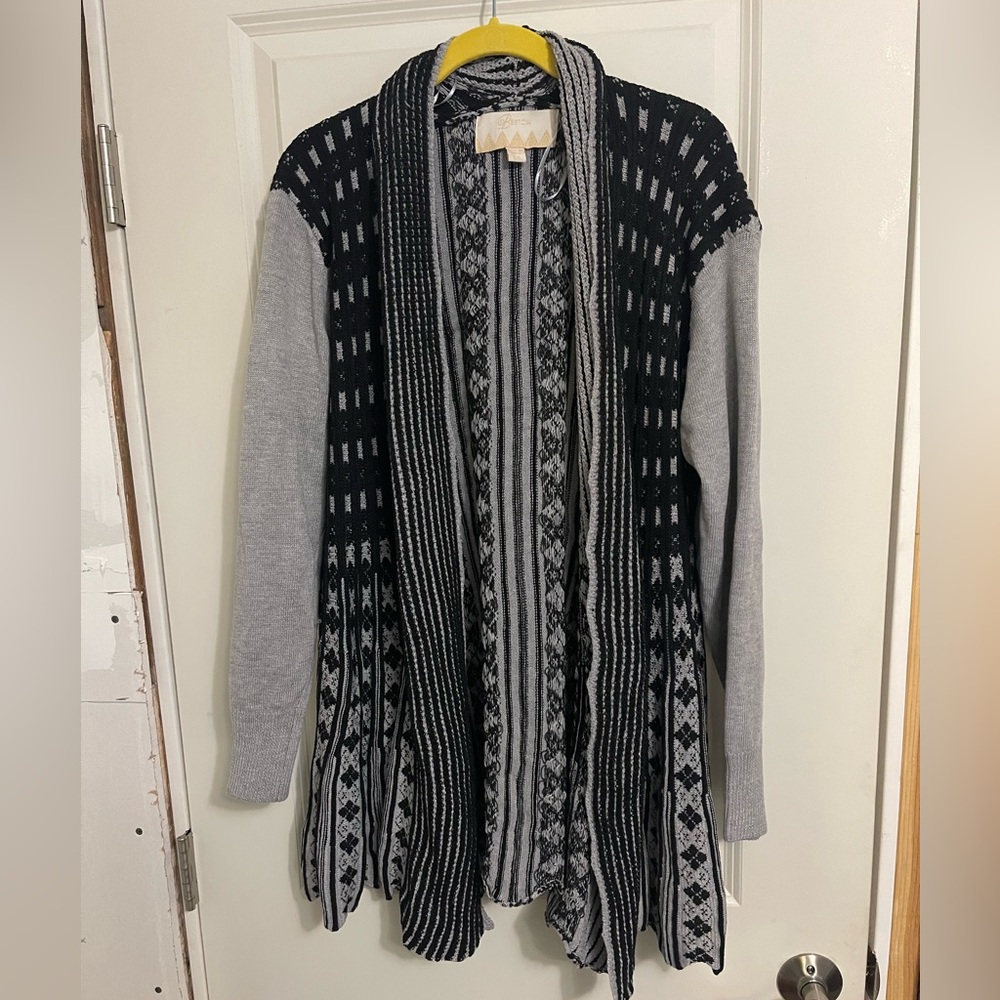 Women’s black and gray long sleeve cardigan